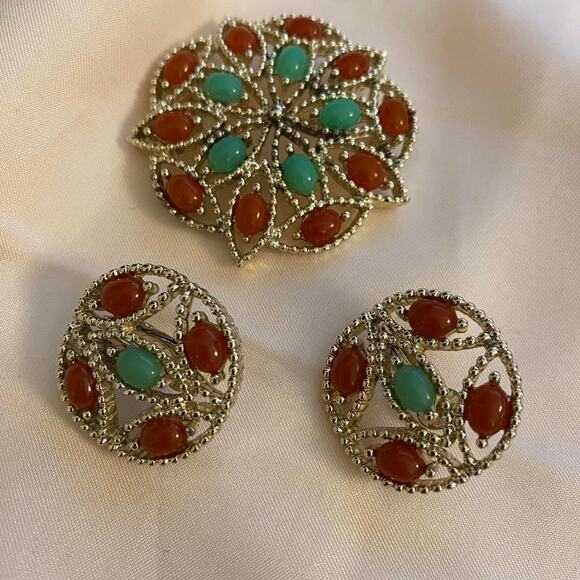 Sarah Coventry Jewelry - Vintage Sarah Coventry Orange & Green Openwork filigree Brooch matching earrings